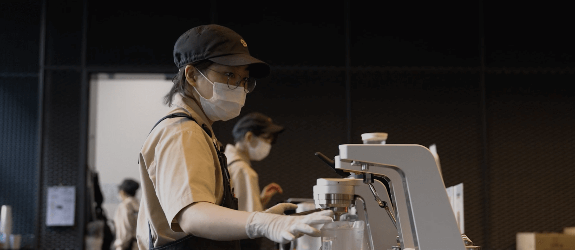 카카오 아지트에 있는 사내 카페에서 음료를 제조하는 발달장애인 크루의 모습